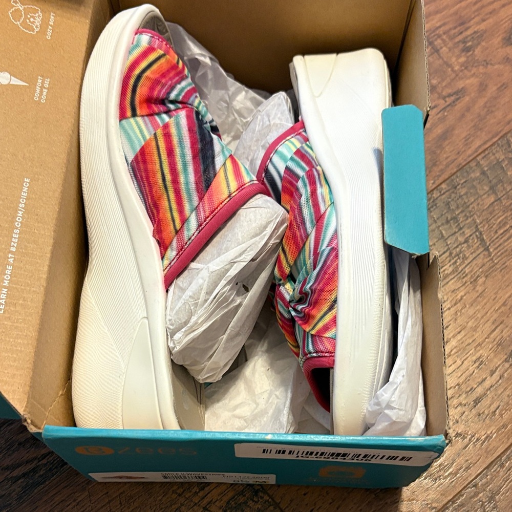 Bzees Women's Colorful Striped sandals new with box! - Picture 7 of 8